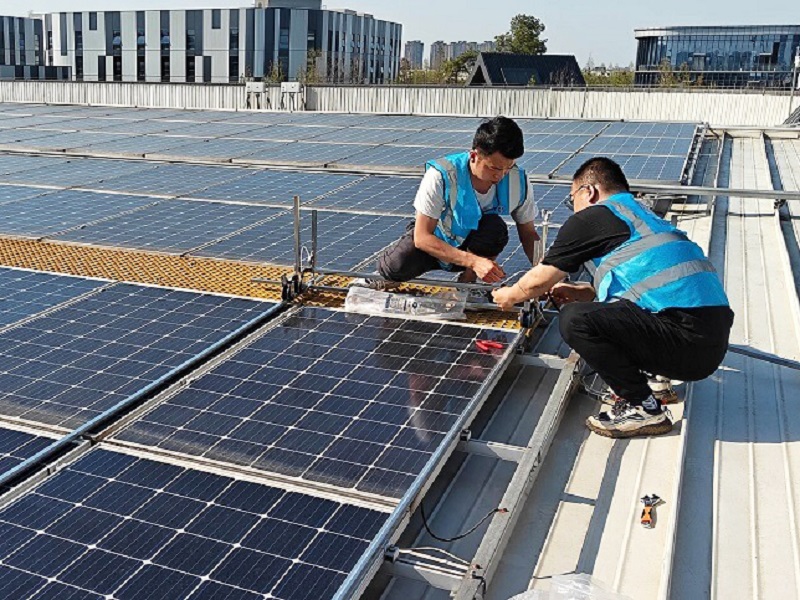 The rooftop power station project in Nanjing, Jiangsu Province is under construction smoothly